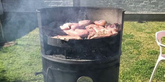 Asado a la parrilla sobre un fogonero de hierro de Asadores JLO