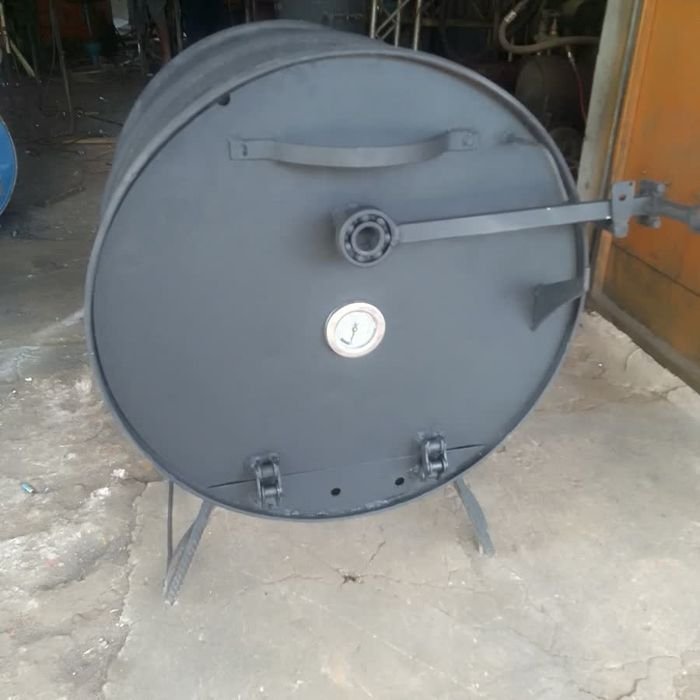 Horno a leña de hierro con puerta y termómetro