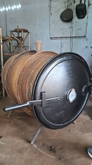 Horno a leña de tres llantas de camión con pirómetro en el taller